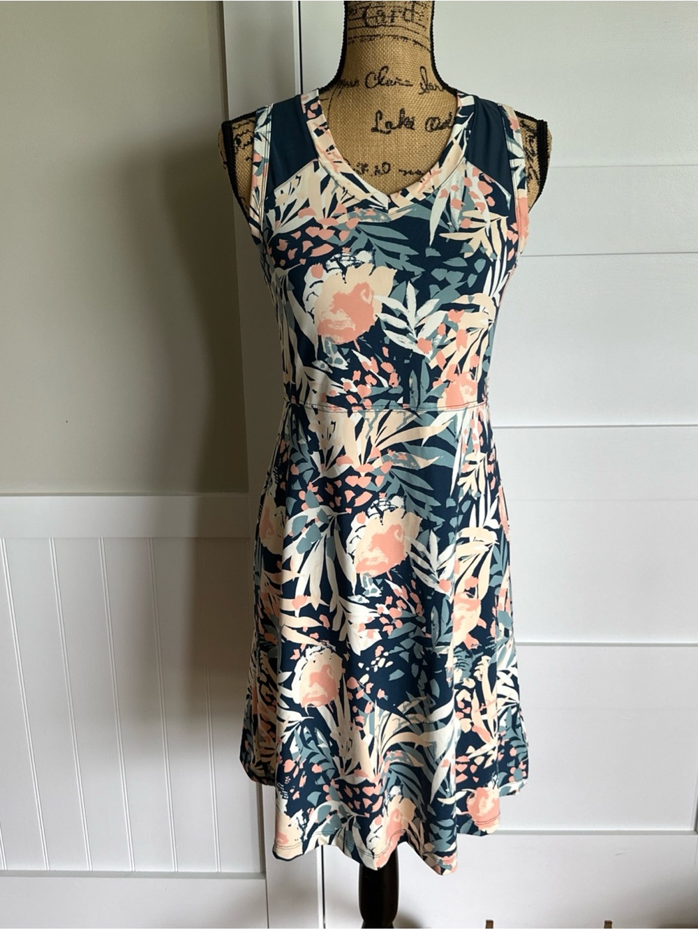 TITLE NINE Size S Athletic Dress Madagascar Blue Pink Built In Bra Zip Pkt